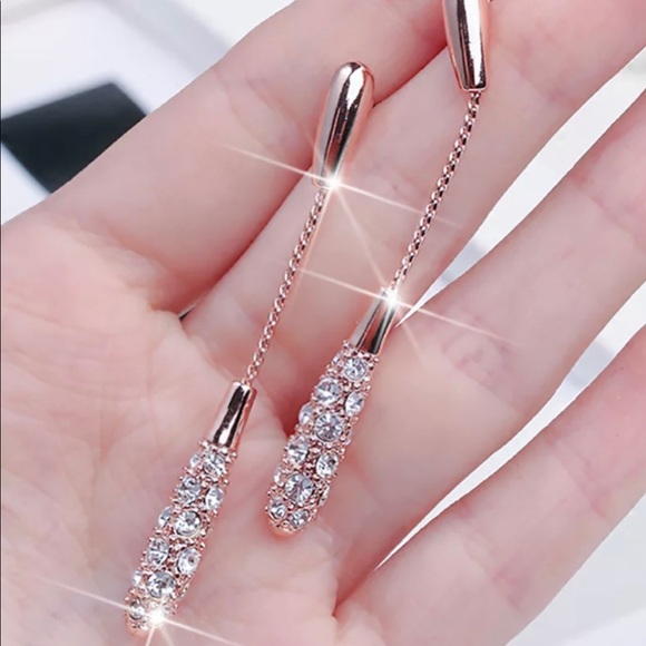 Jewelry - Sparkly long drop earrings